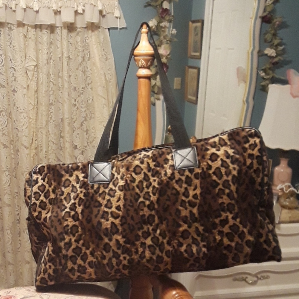 Weekend travel bag in leopard print